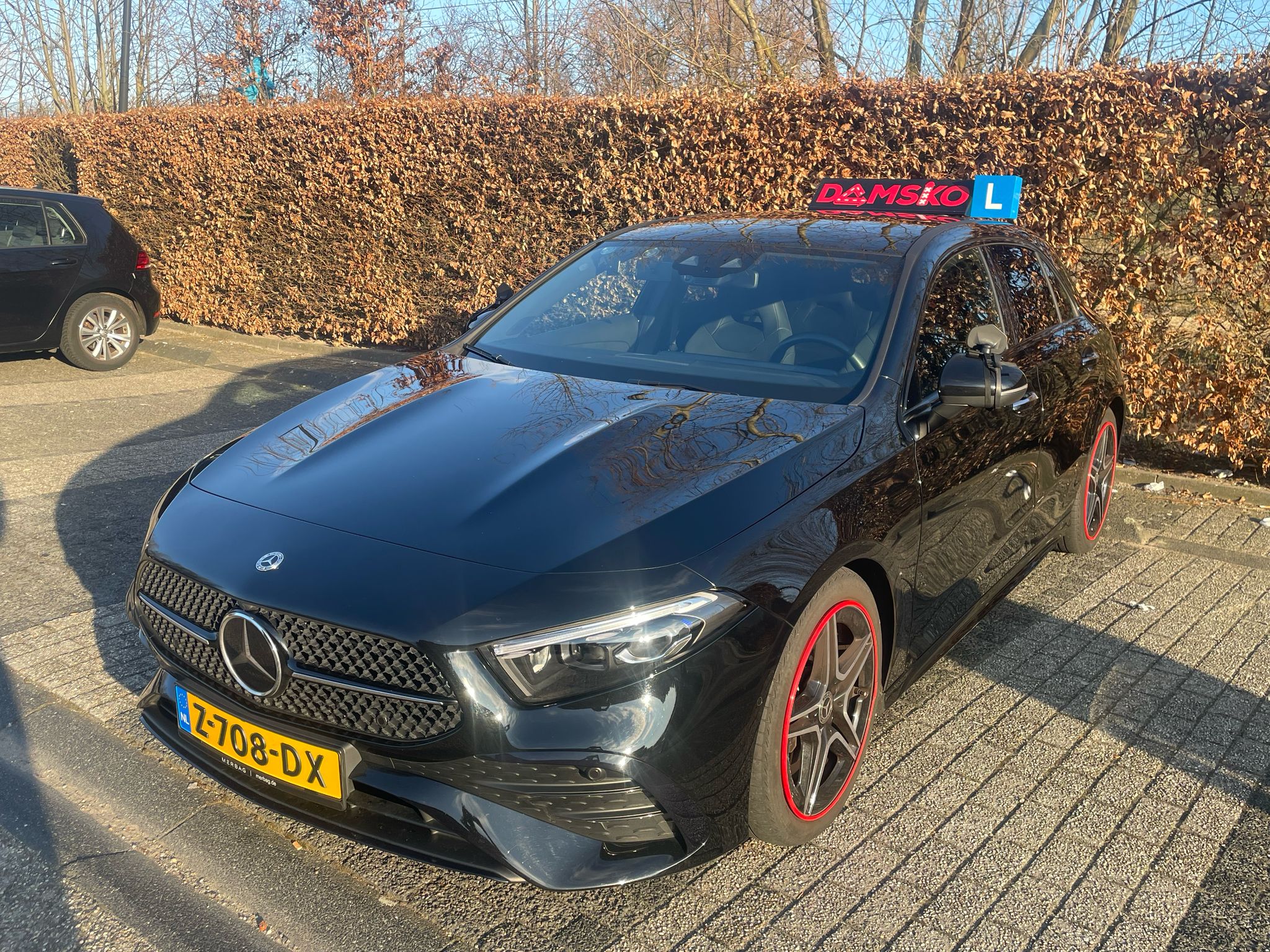 Mercedes A-klasse lesauto van Rijschool Damsko met rode velgen