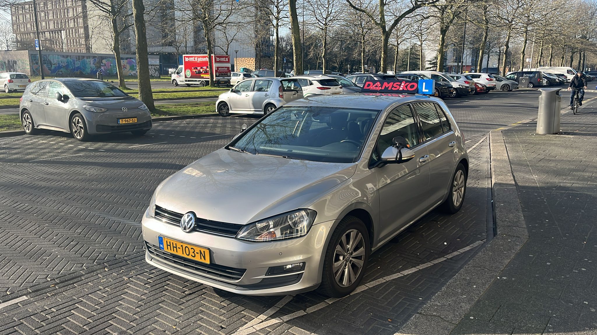Lesauto Volkswagen Golf van Rijschool Damsko op een parkeerterrein in Amsterdam Zuidoost