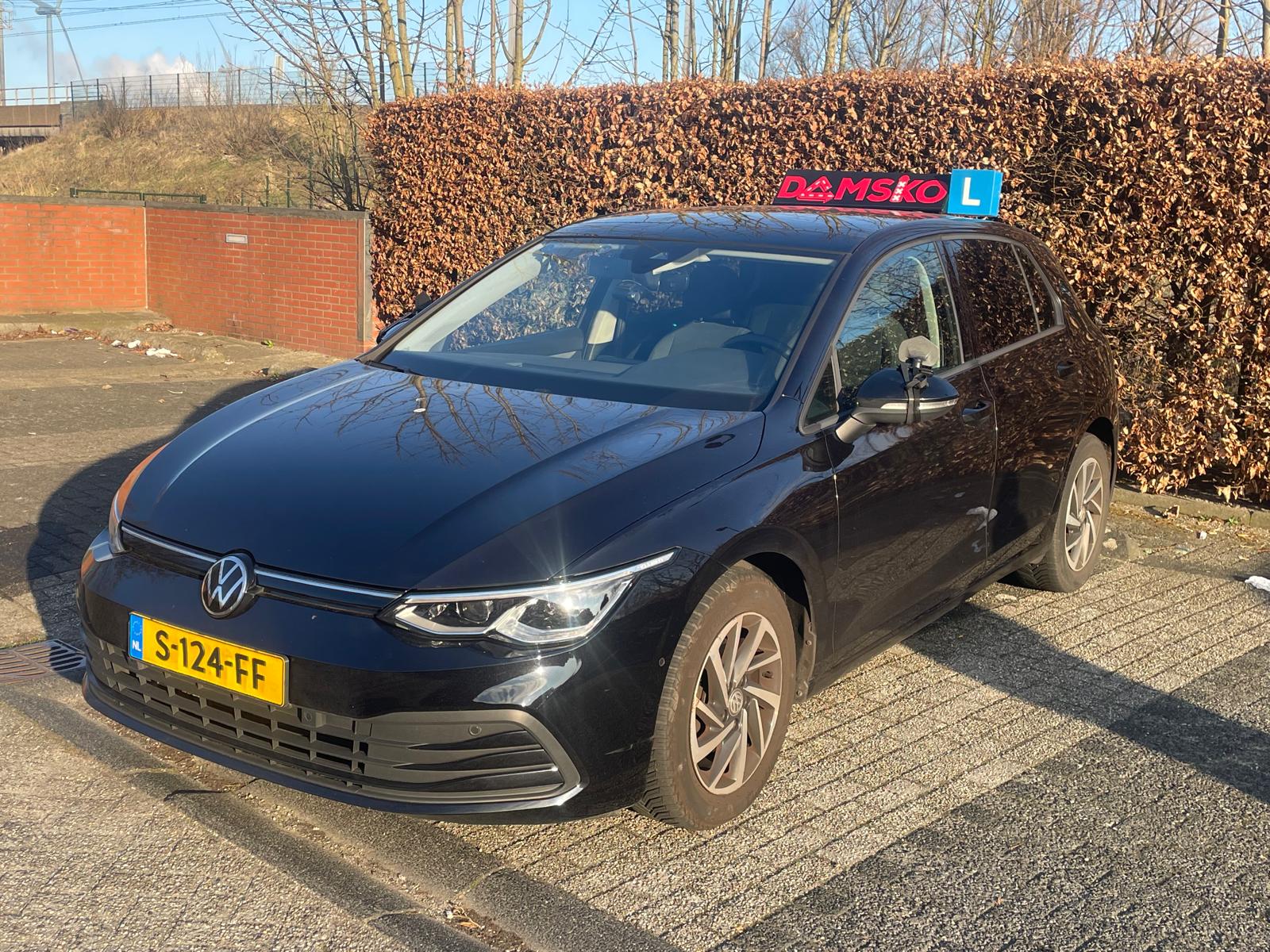 Zwarte Volkswagen Golf lesauto van Rijschool Damsko in de Bijlmer